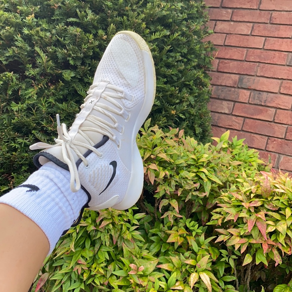 White Nike hyper dunks basketball shoes